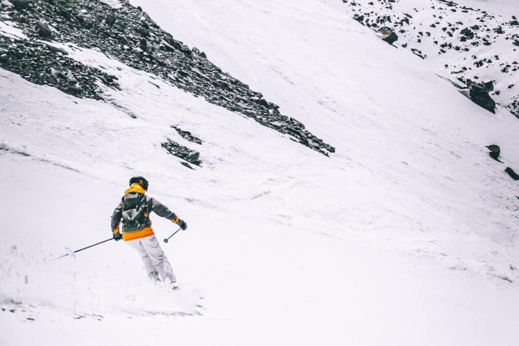 skieur alpin descente montagne neige